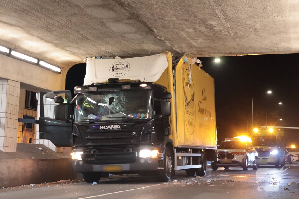 Vrachtwagen vast in tunnel, bestuurder gewond