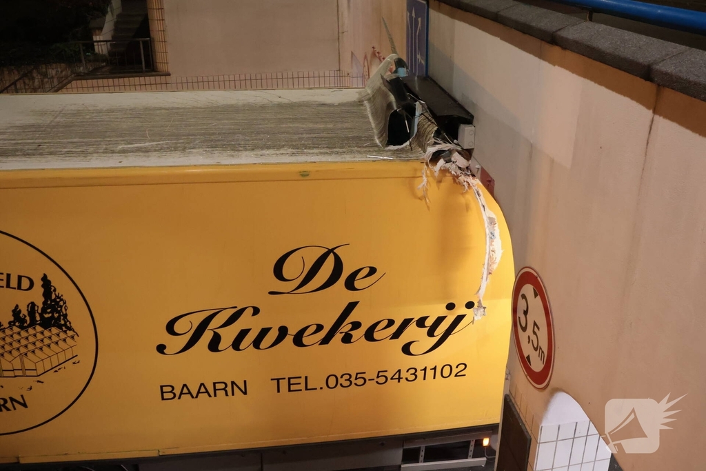 Vrachtwagen vast in tunnel, bestuurder gewond