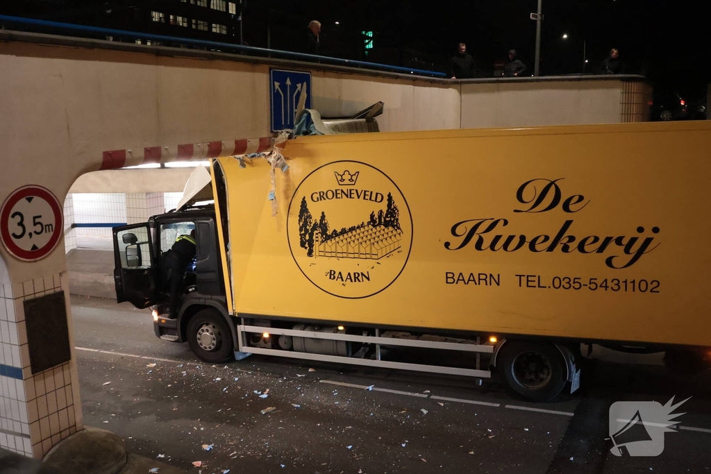 Vrachtwagen vast in tunnel, bestuurder gewond