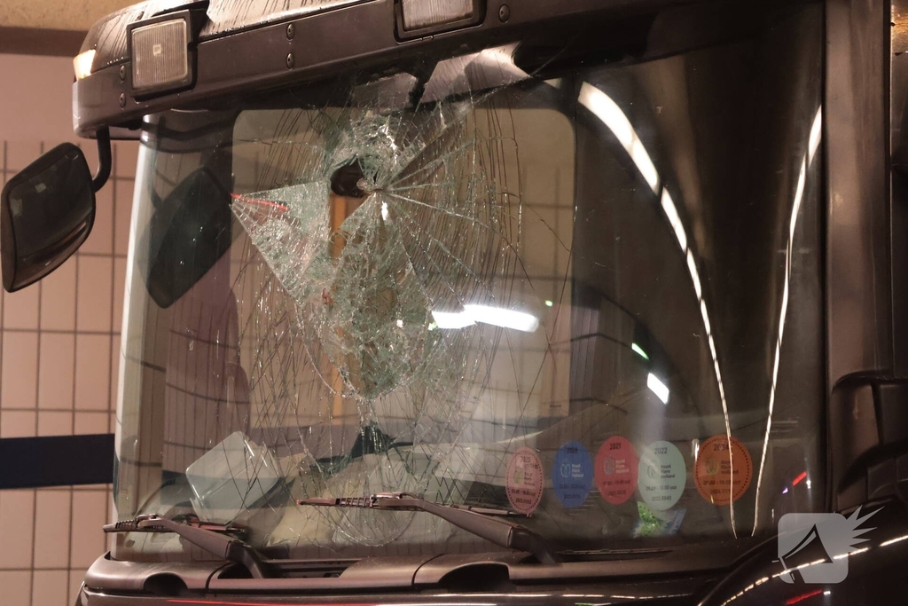 Vrachtwagen vast in tunnel, bestuurder gewond