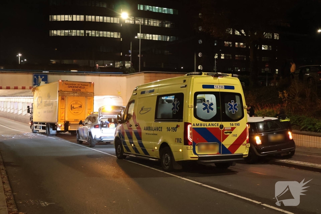 Vrachtwagen vast in tunnel, bestuurder gewond