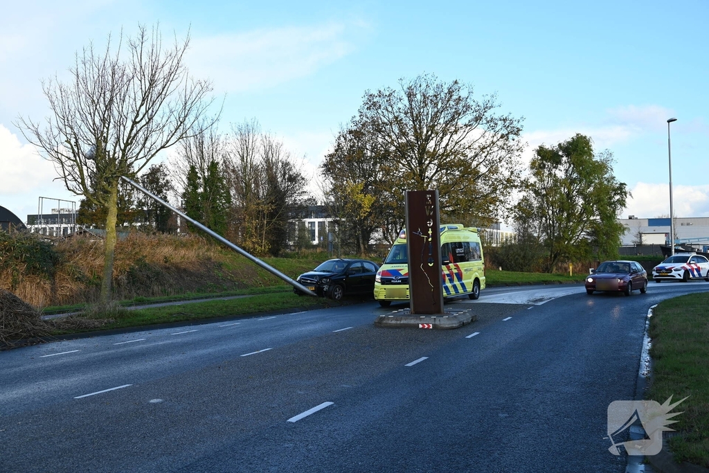 Auto tegen lantaarnpaal tot stilstand