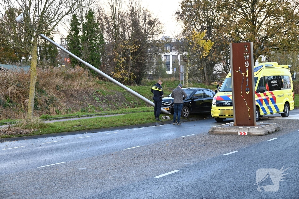 Auto tegen lantaarnpaal tot stilstand