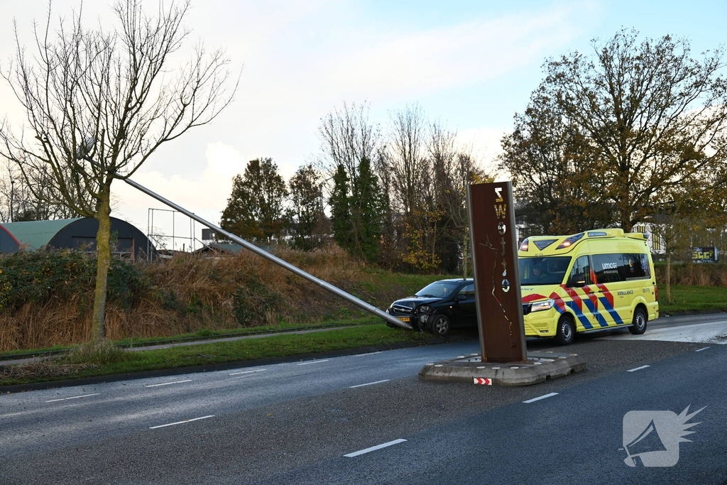 Auto tegen lantaarnpaal tot stilstand