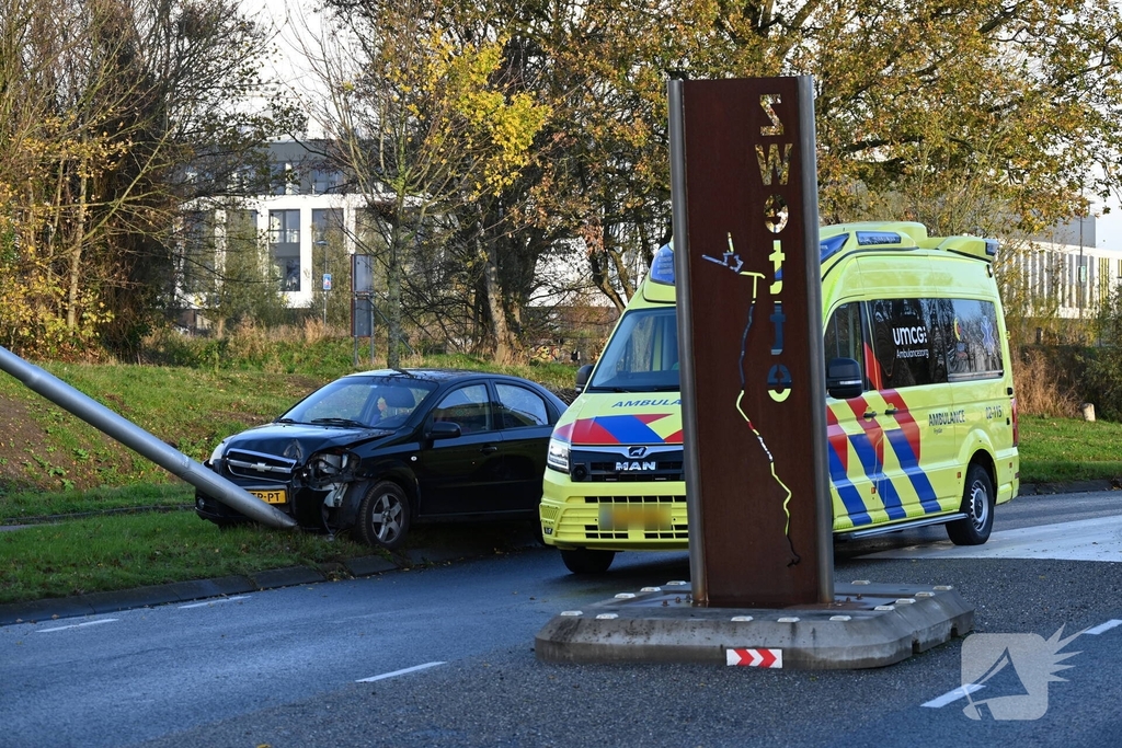 Auto tegen lantaarnpaal tot stilstand