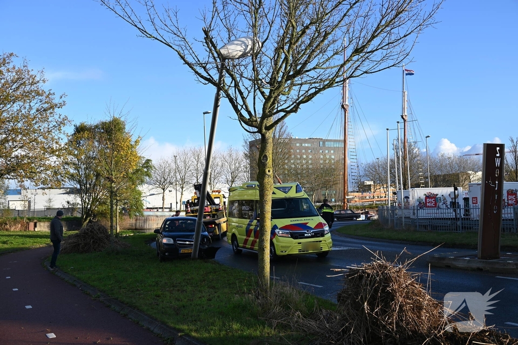 Auto tegen lantaarnpaal tot stilstand