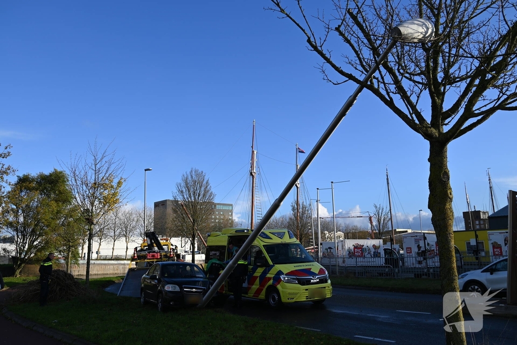 Auto tegen lantaarnpaal tot stilstand