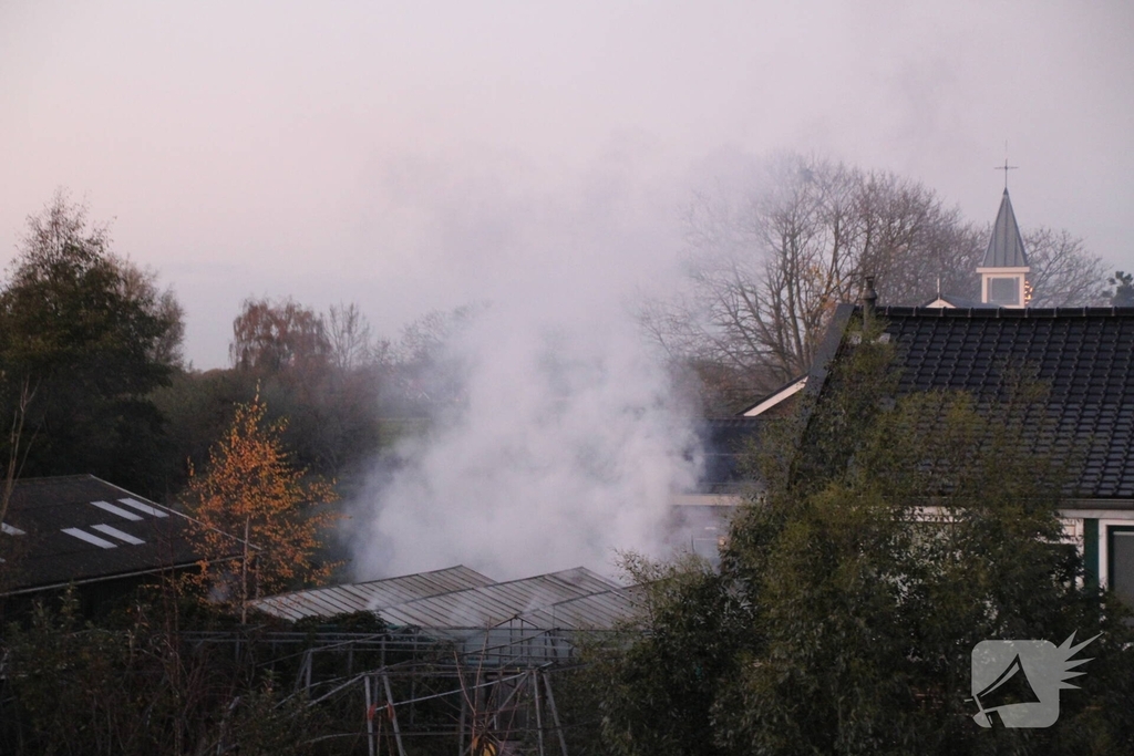 Flinke rookontwikkeling bij brand in bijgebouw