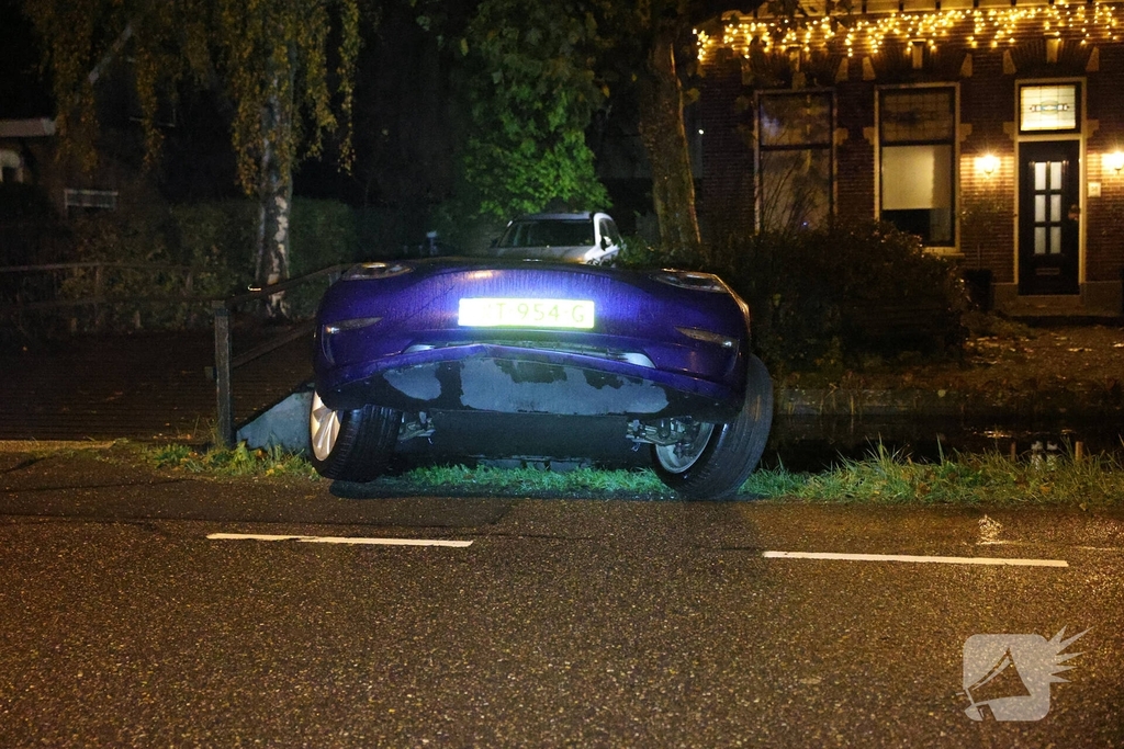 Dronken bestuurder rijdt met Tesla het water in