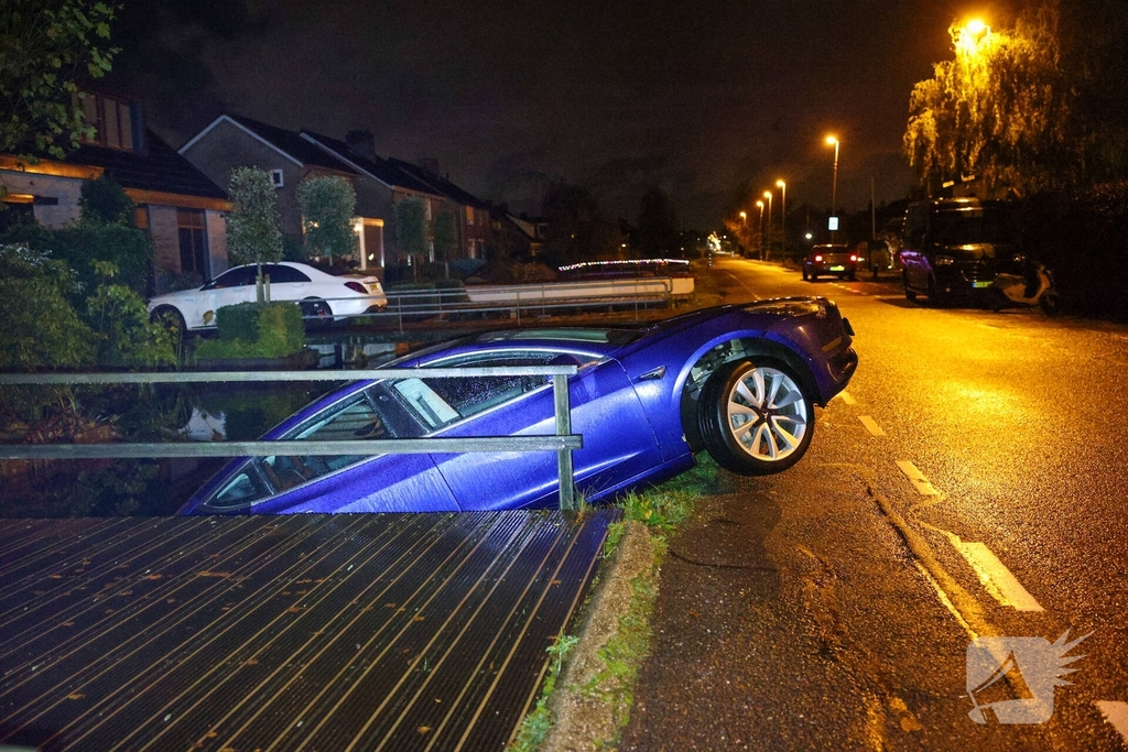 Dronken bestuurder rijdt met Tesla het water in