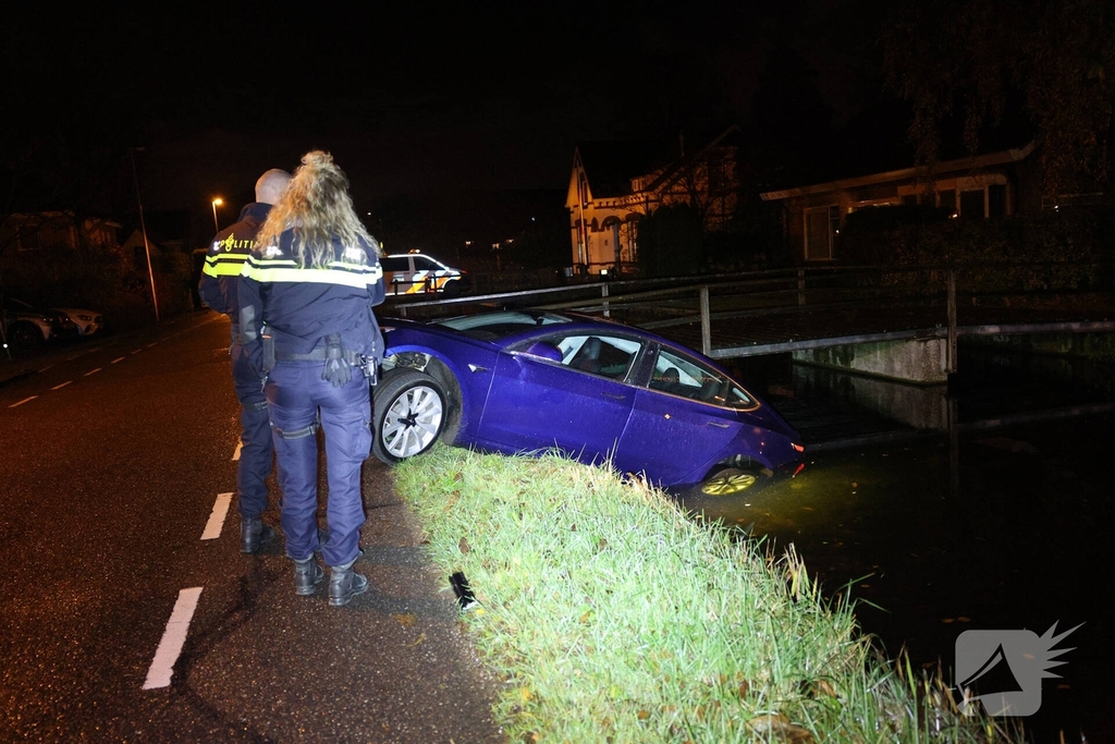 Dronken bestuurder rijdt met Tesla het water in