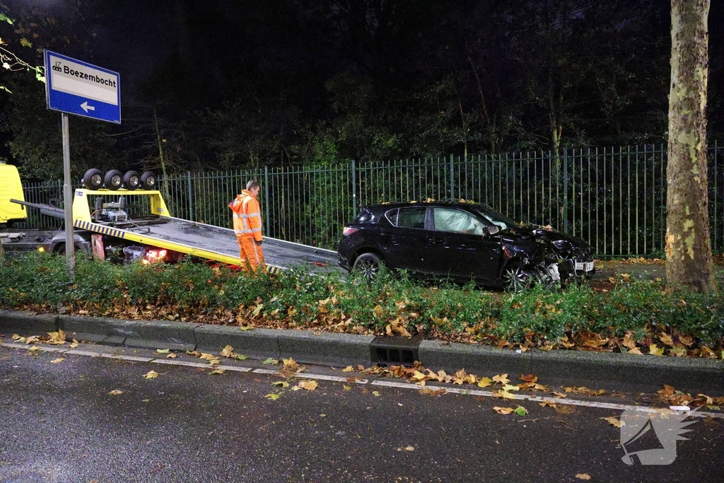 Auto botst tegen boom na uit de bocht vliegen