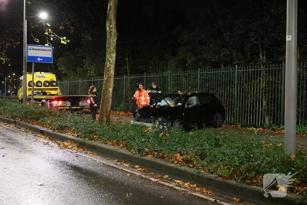 Auto botst tegen boom na uit de bocht vliegen
