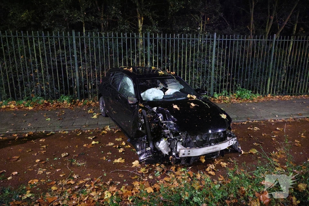 Auto botst tegen boom na uit de bocht vliegen
