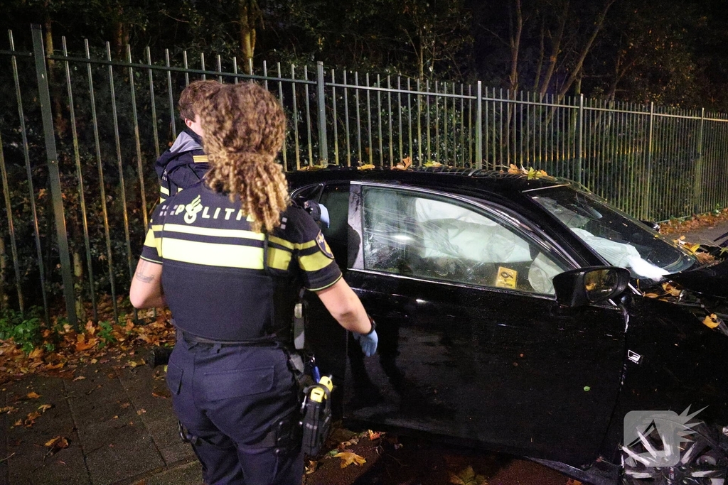 Auto botst tegen boom na uit de bocht vliegen