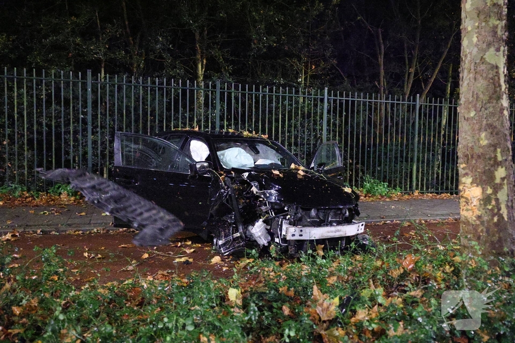 Auto botst tegen boom na uit de bocht vliegen