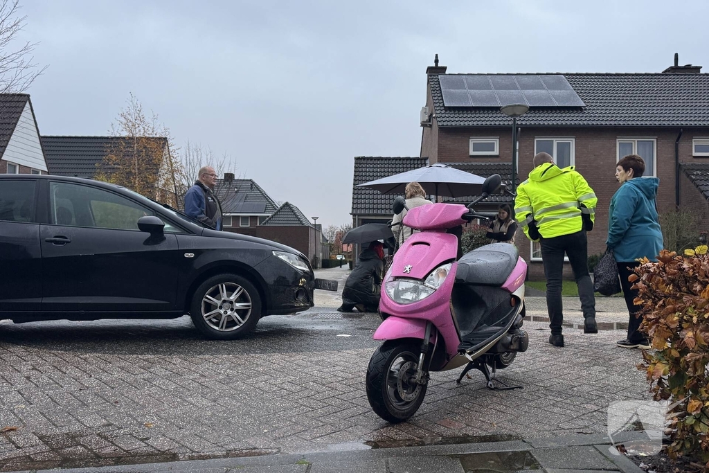 Scooter en auto botsen met gewonden