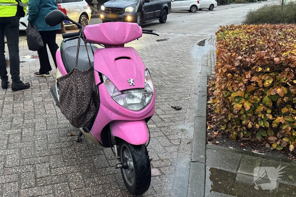 Scooter en auto botsen met gewonden