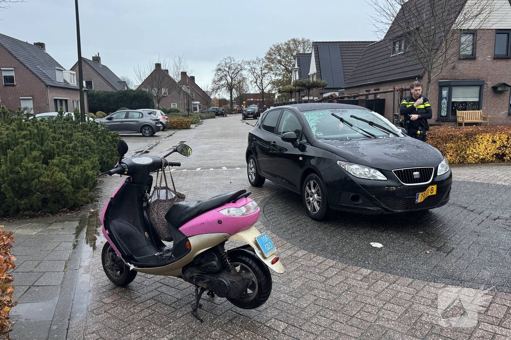 Scooter en auto botsen met gewonden