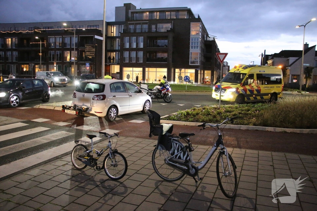 Auto schept fietser bij oversteek