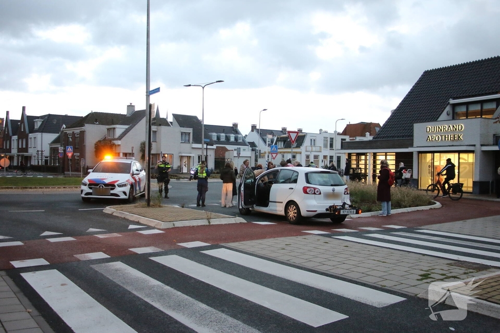Auto schept fietser bij oversteek