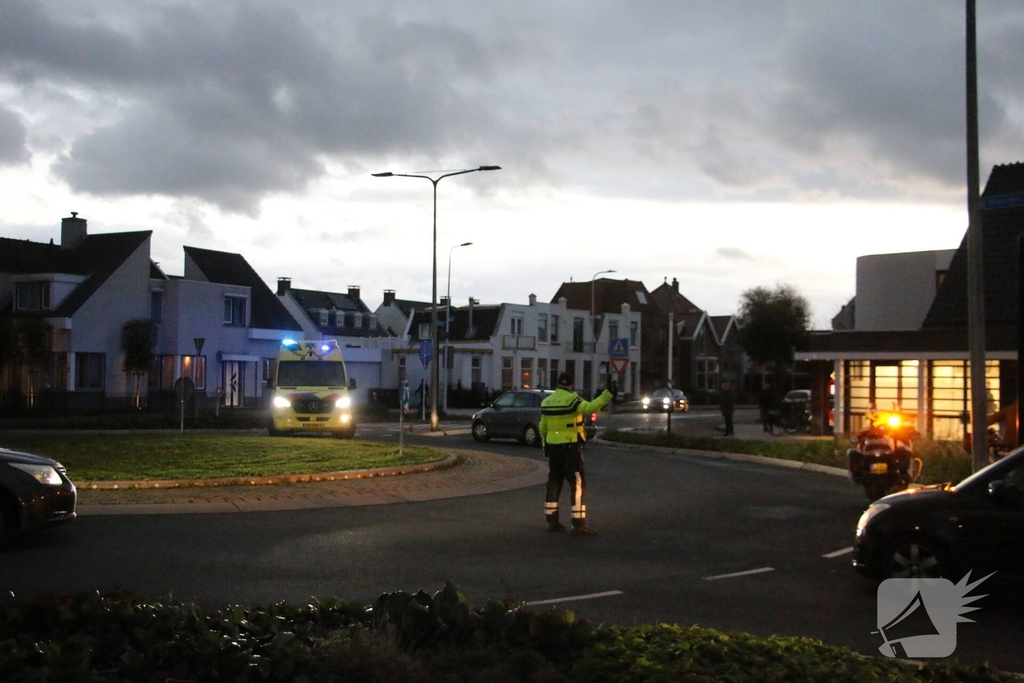Auto schept fietser bij oversteek