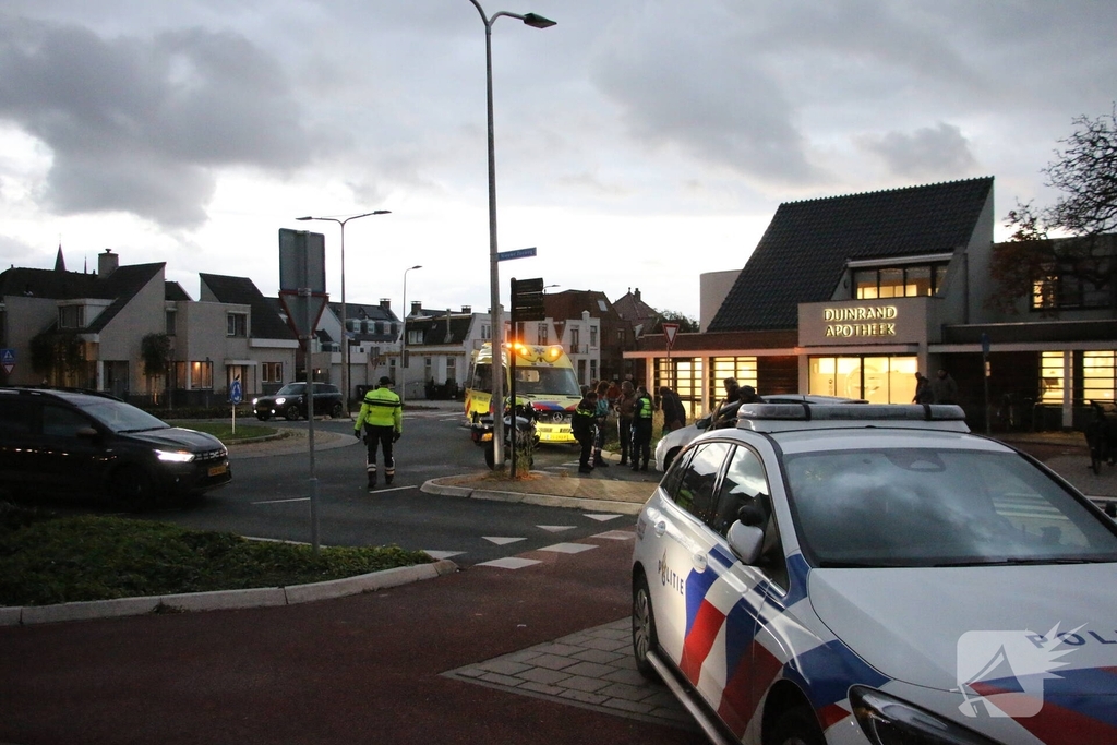 Auto schept fietser bij oversteek