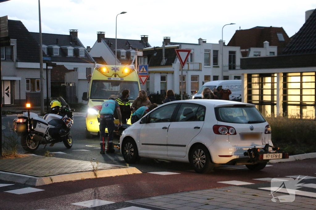 Auto schept fietser bij oversteek