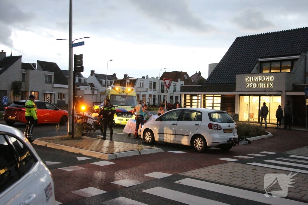 Auto schept fietser bij oversteek