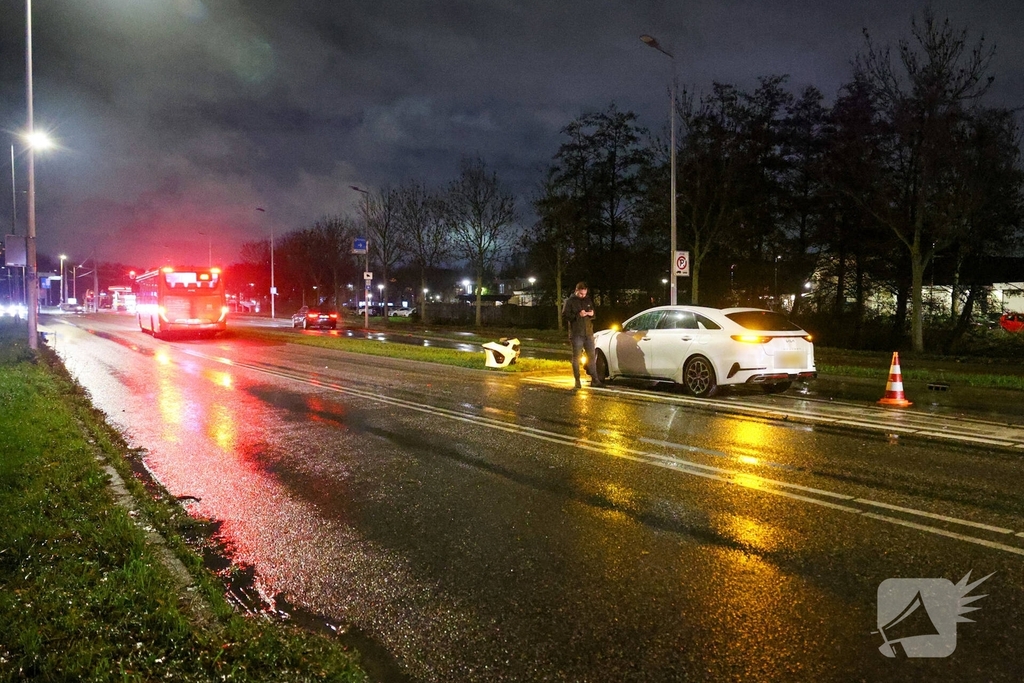 Ongeval tussen auto en bus zorgt voor verkeersvertraging