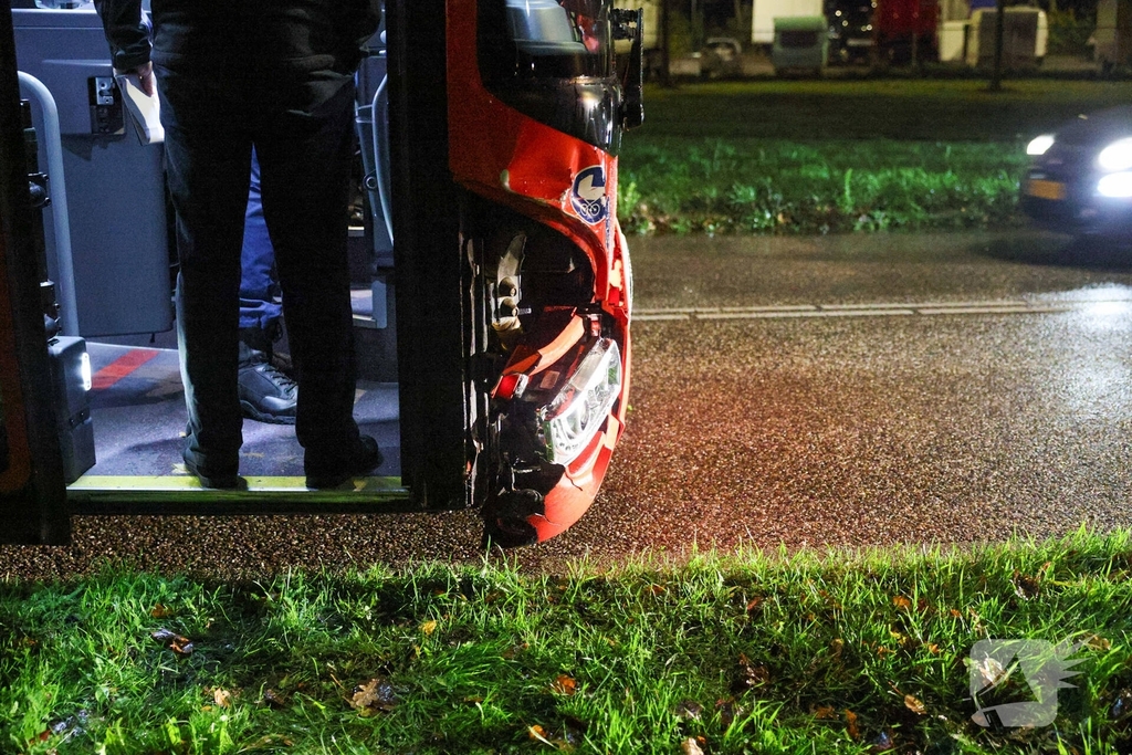 Ongeval tussen auto en bus zorgt voor verkeersvertraging