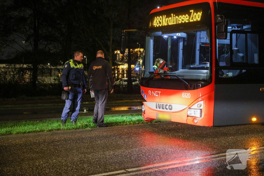 Ongeval tussen auto en bus zorgt voor verkeersvertraging