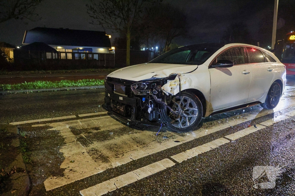 Ongeval tussen auto en bus zorgt voor verkeersvertraging