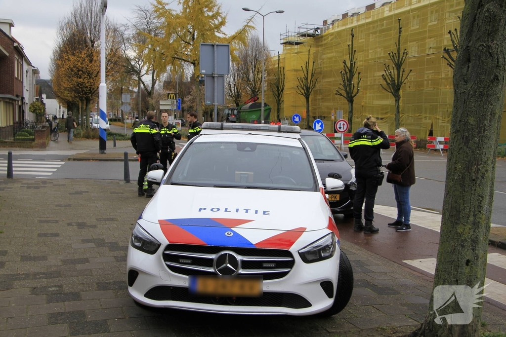Automobiliste botst tegen verkeersregelaar