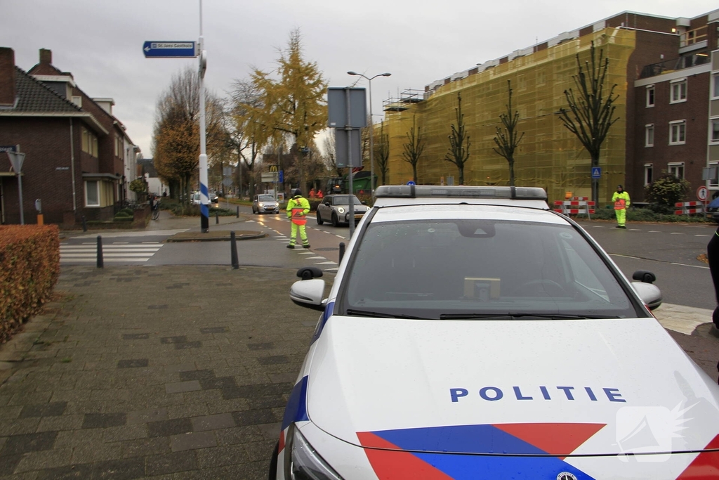 Automobiliste botst tegen verkeersregelaar