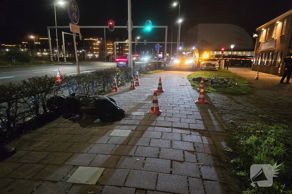 Twee gewonden na aanrijding tussen scooter en fietser