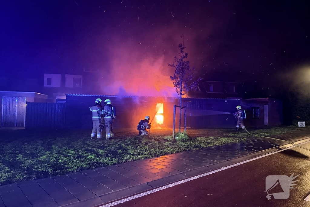 Uitslaande brand verwoest bijgebouw zonder gewonden