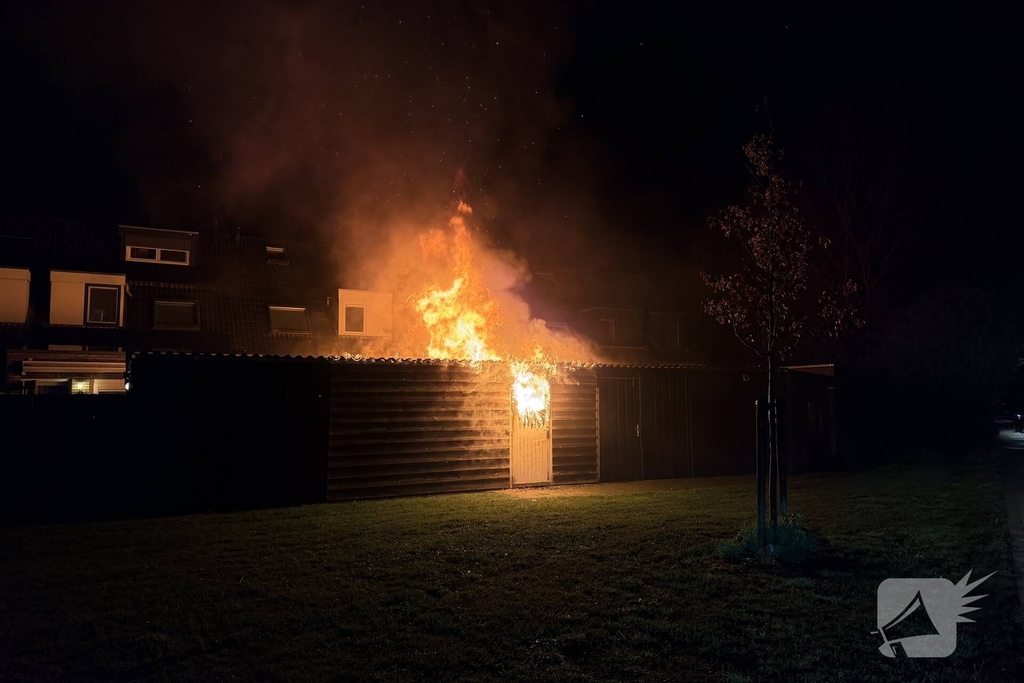 Uitslaande brand verwoest bijgebouw zonder gewonden