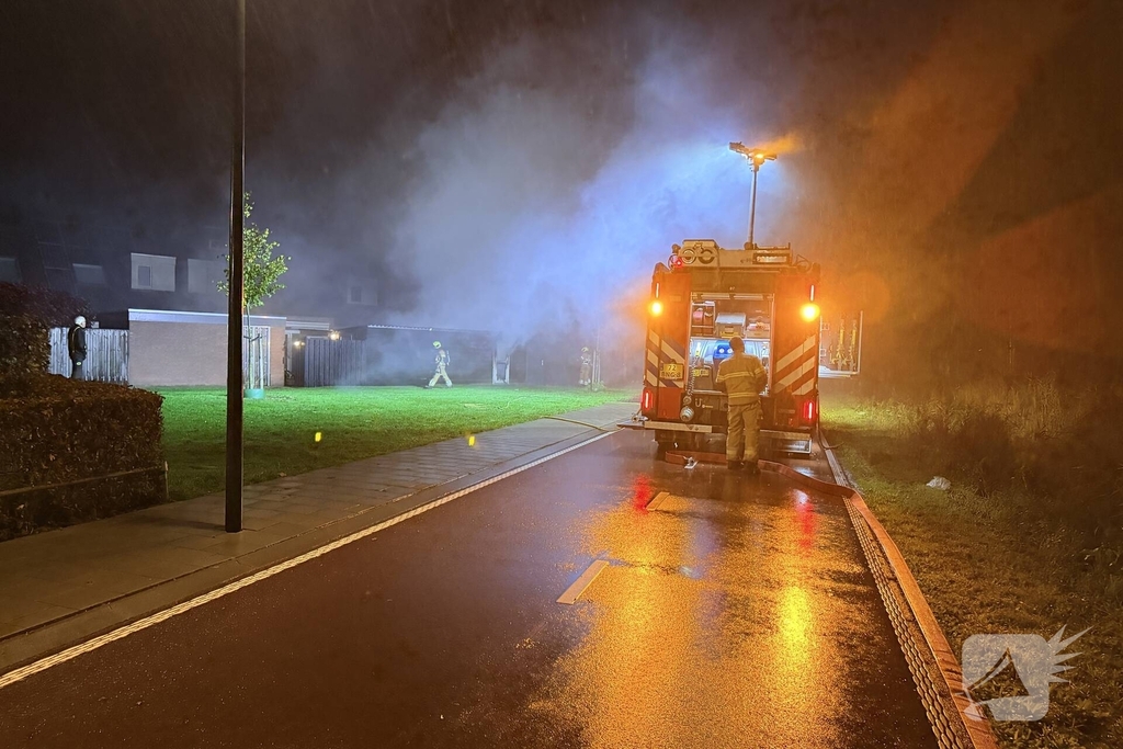 Uitslaande brand verwoest bijgebouw zonder gewonden