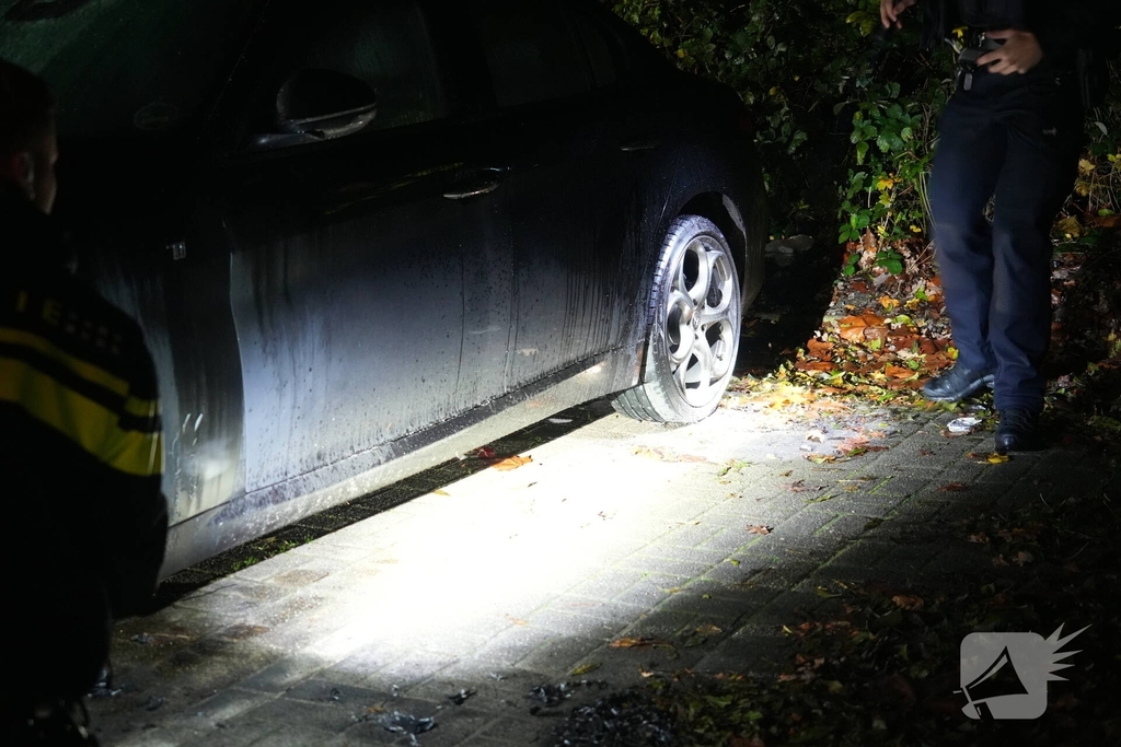 Auto in brand gestoken tijdens nachtelijke uren