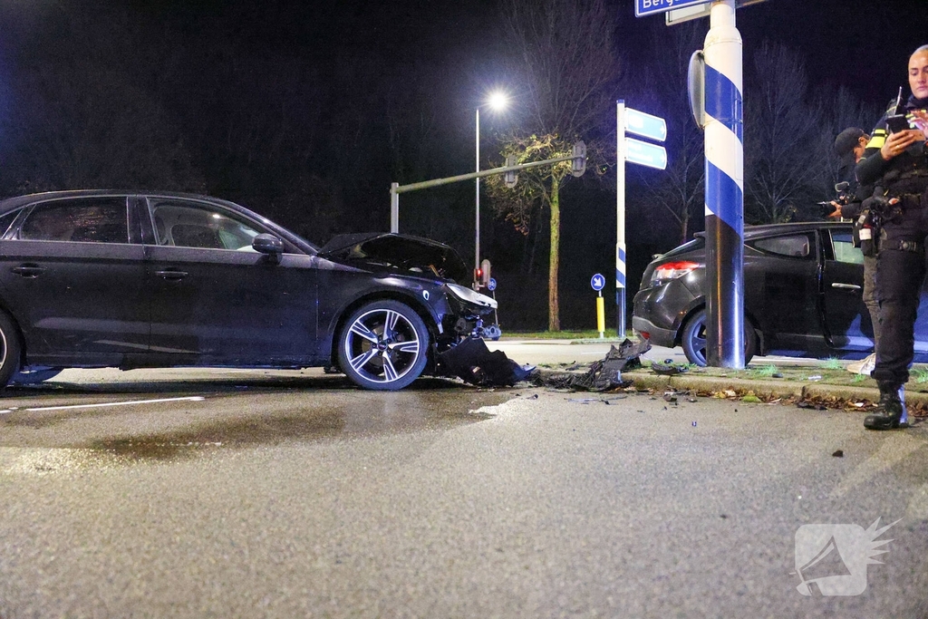 Frontale botsing tussen twee auto's zonder gewonden