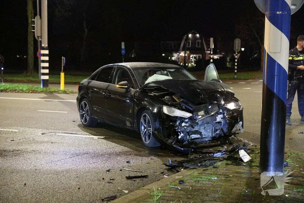 Frontale botsing tussen twee auto's zonder gewonden