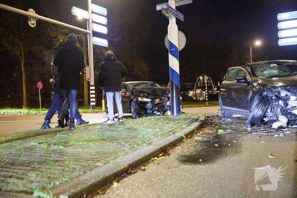 Frontale botsing tussen twee auto's zonder gewonden