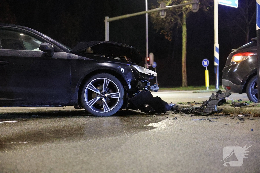 Frontale botsing tussen twee auto's zonder gewonden