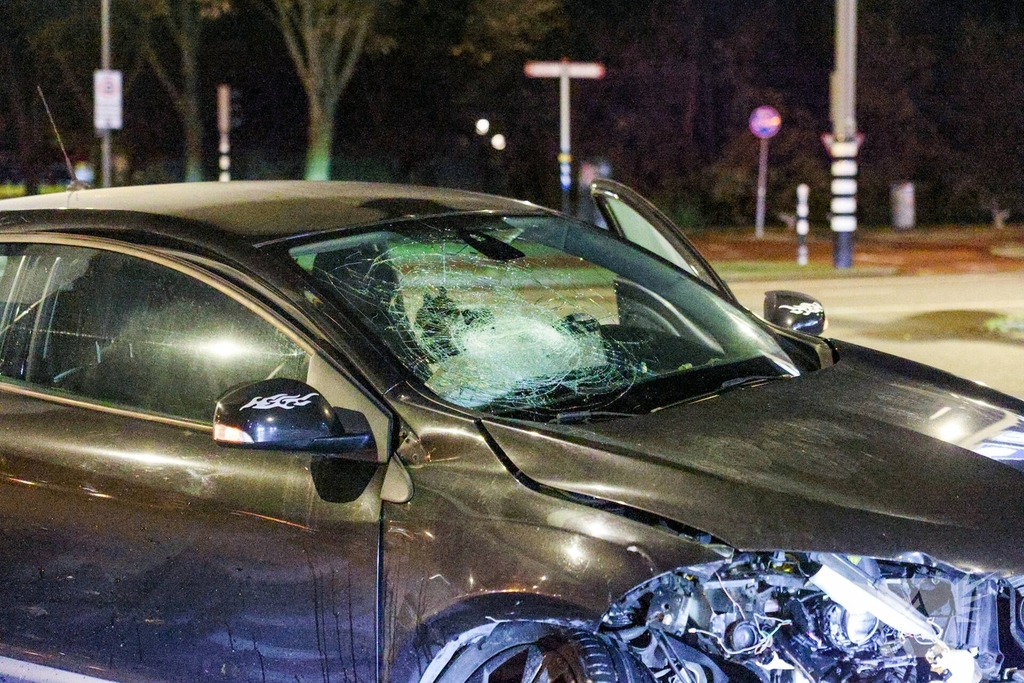 Frontale botsing tussen twee auto's zonder gewonden