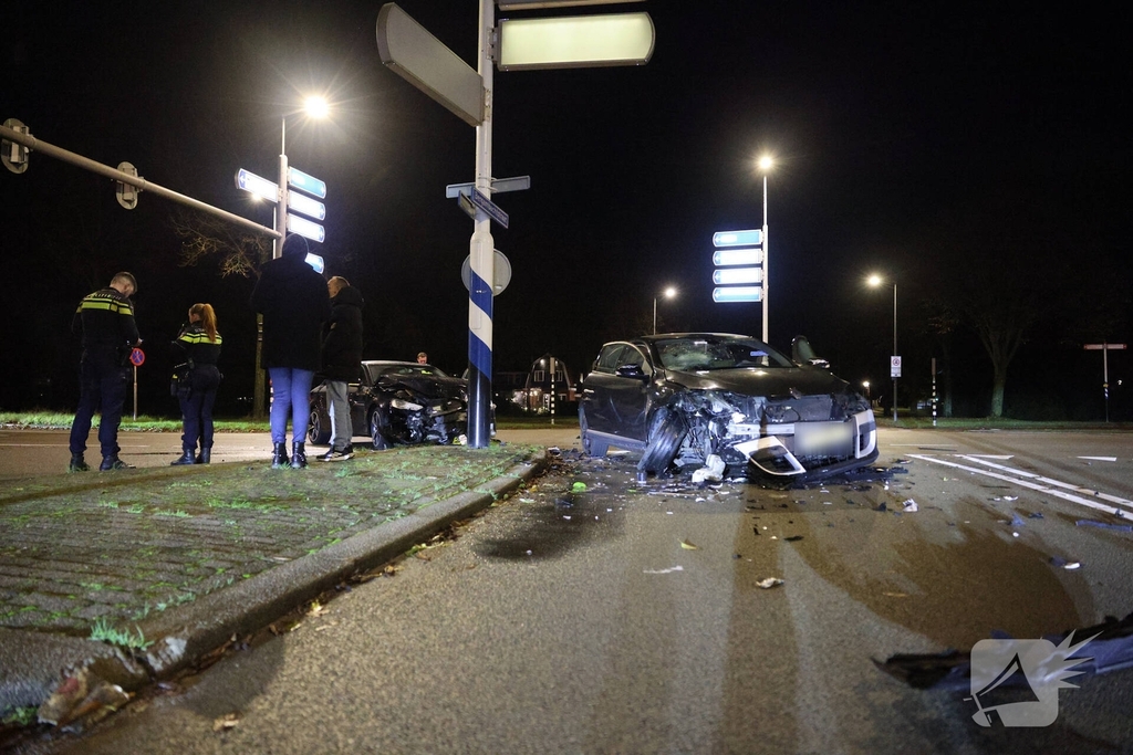 Frontale botsing tussen twee auto's zonder gewonden