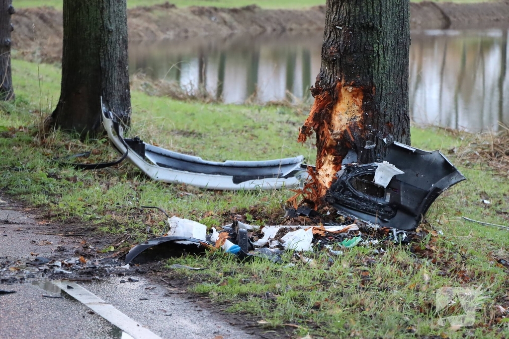 Eenzijdig ongeval eindigt tegen boom
