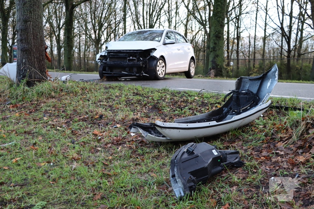 Eenzijdig ongeval eindigt tegen boom