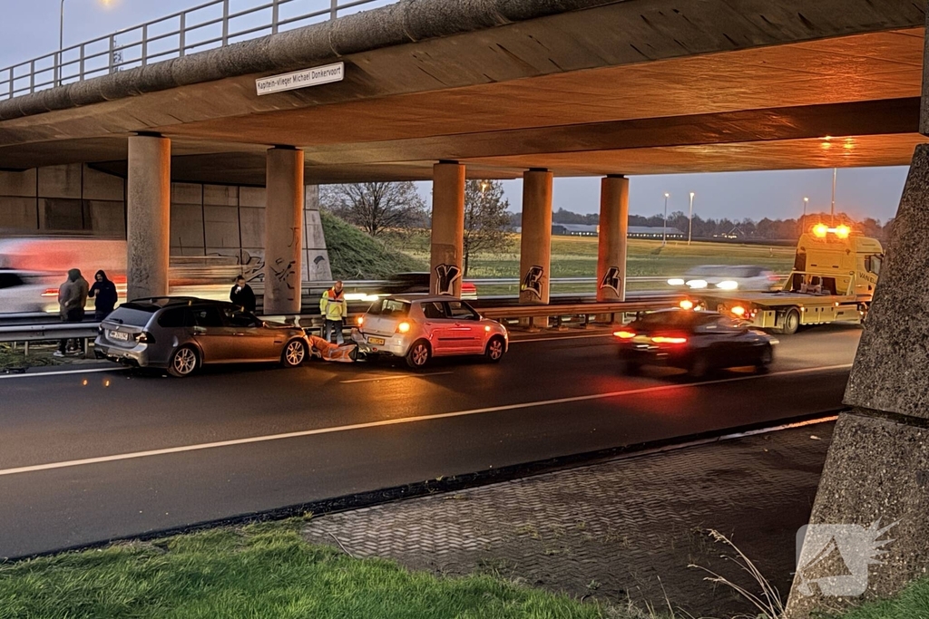 Meerdere auto's botsten op elkaar zonder gewonden