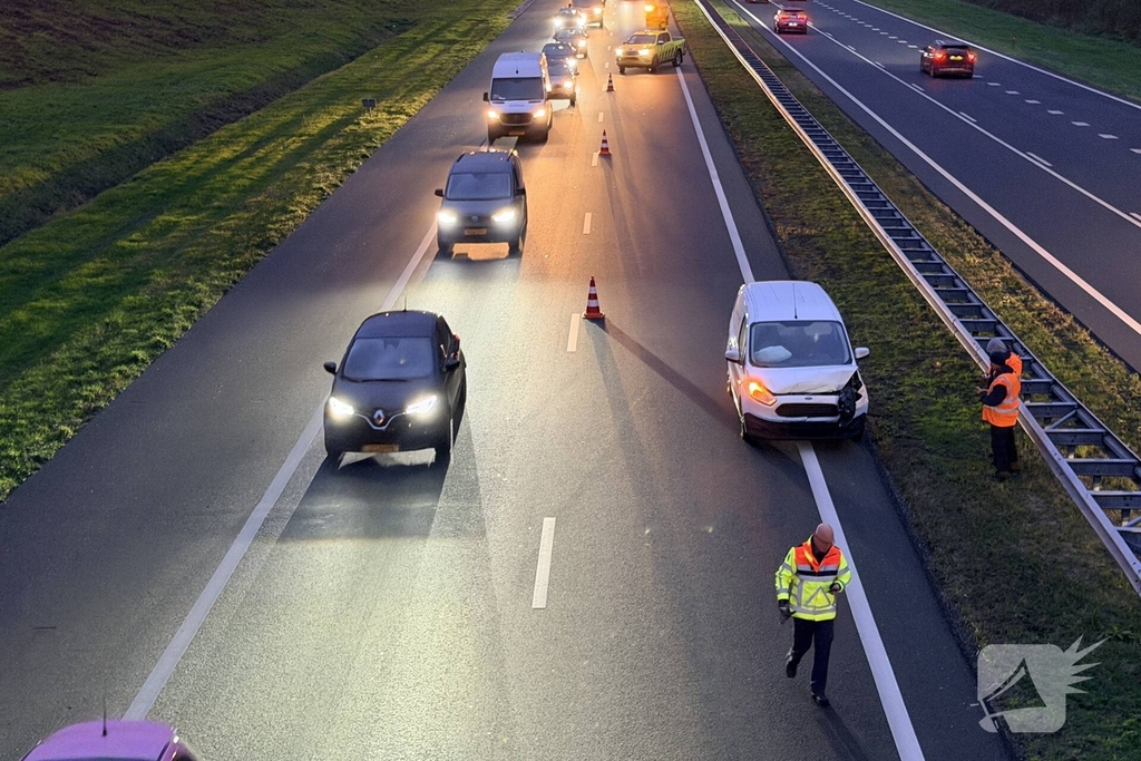 Meerdere auto's botsten op elkaar zonder gewonden